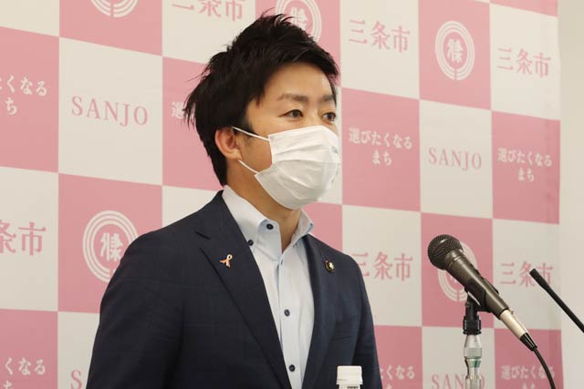 記者会見する滝沢市長
