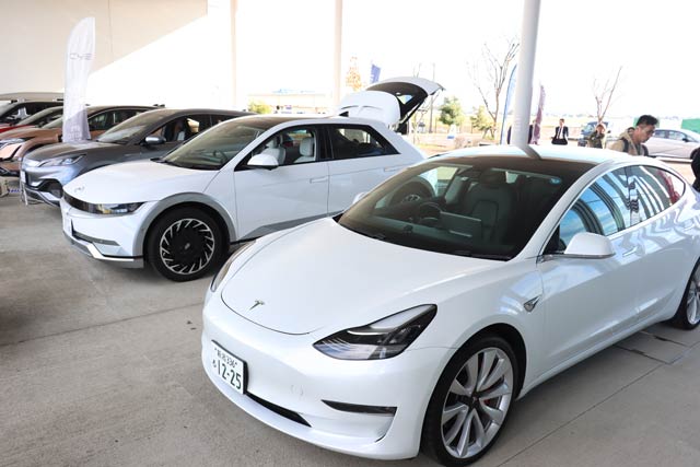 燕市で開かれている電気自動車展示試乗会