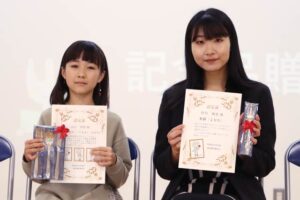 燕市立図書館キャラクターの名称に採用された山口さん(左)と仲川さん(右)