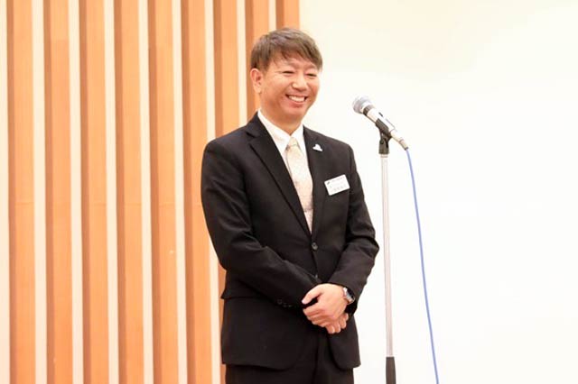 次年度会長に決まって会員にあいさつする小野塚さん