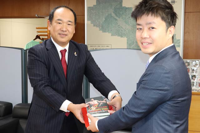 三条ジャイアント馬場倶楽部の中條会長(左)と滝沢市長