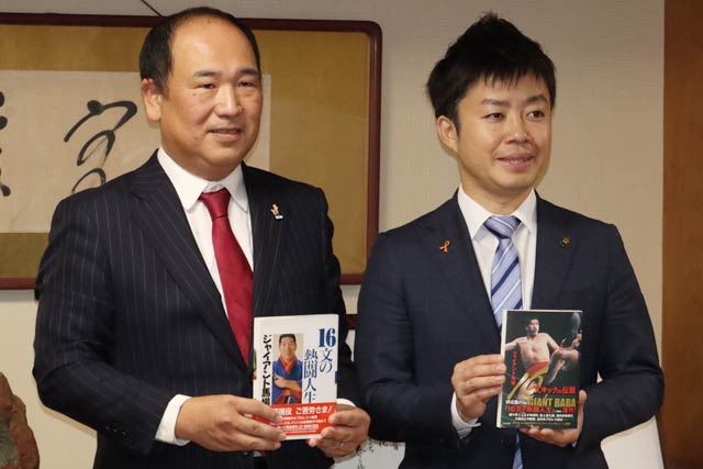 中條会長(左)はオリジナル、滝沢市長は復刊本を手に