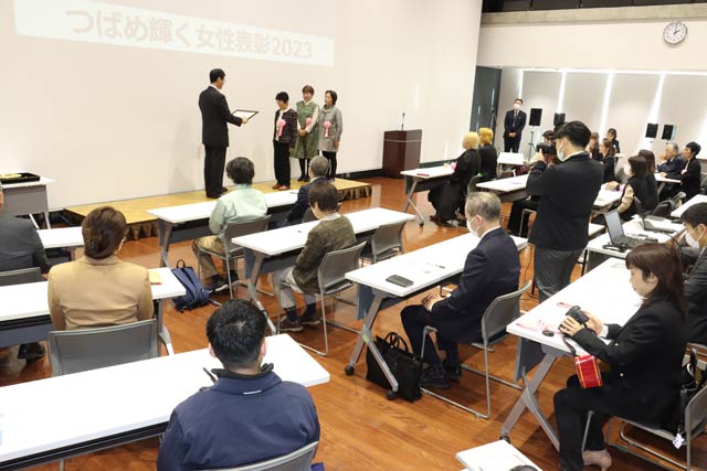 つばめ輝く女性表彰の表彰式