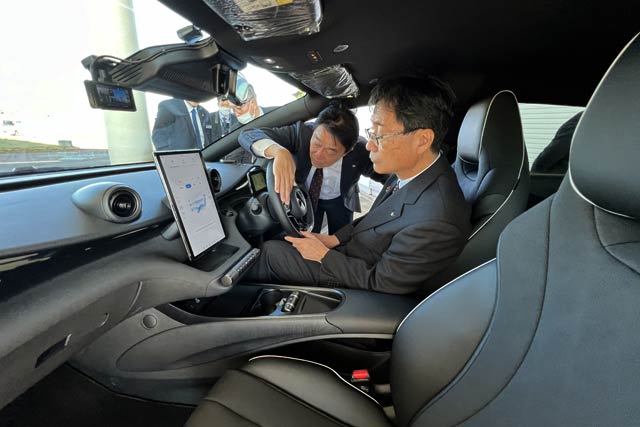 運転席に座ってみる鈴木市長