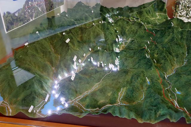 立体模型地図はLEDが光って八十里越のルートを表示