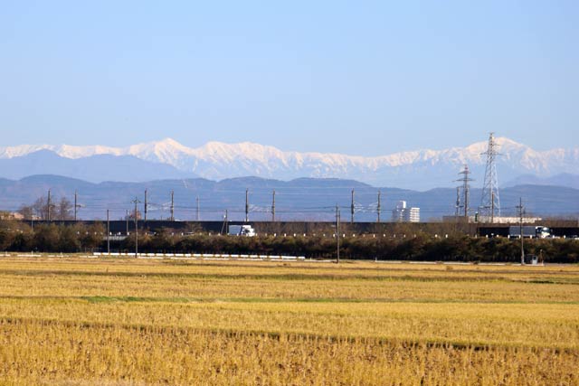三条市から見えた飯豊山地は山頂の冠雪