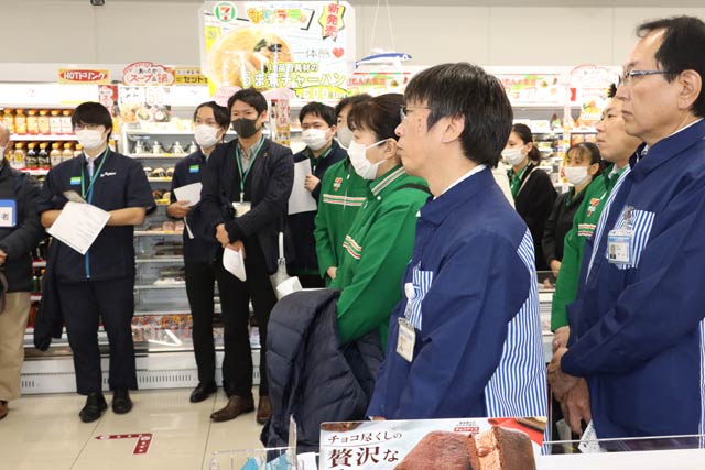 セブン-イレブン店内にほかのコンビニ店のユニホームも