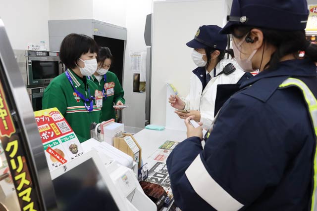 聞き取りを行う三条署員