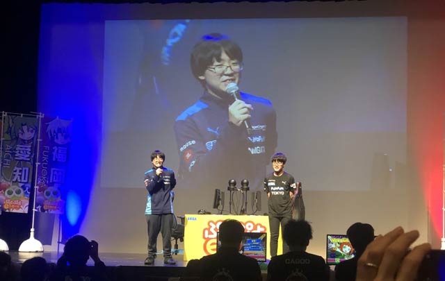 準決勝後にインタビューに答える「ひからいと」こと山田明宙さん(左)と決勝で対戦する「ともくん」選手