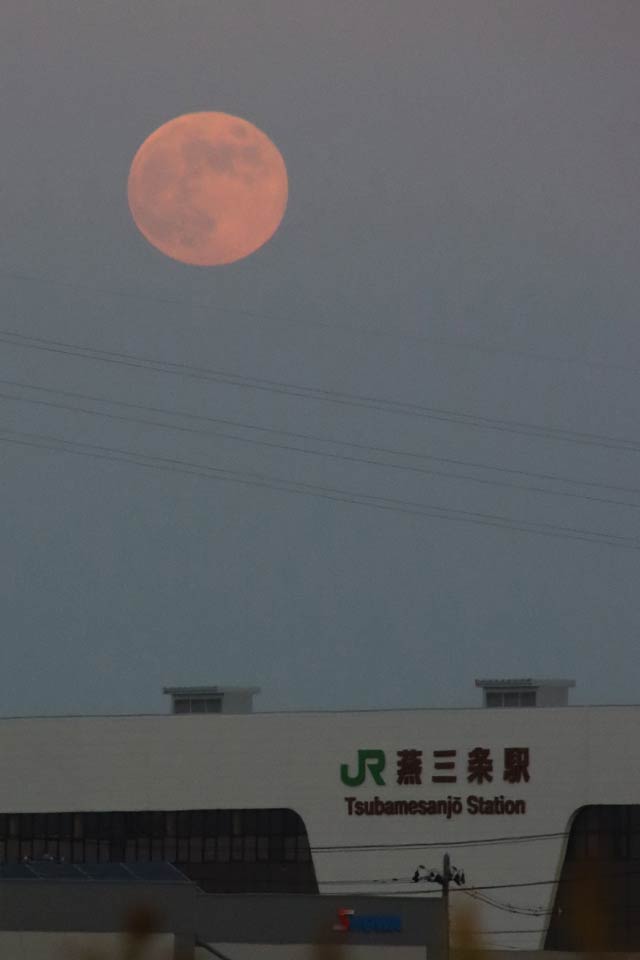 27日午後4時半ごろ三条市上須頃から撮影
