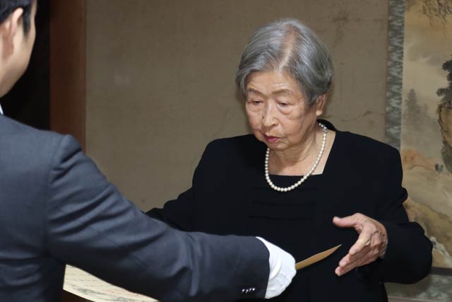 滝沢市長から瑞宝双光章の伝達を受ける米田さん