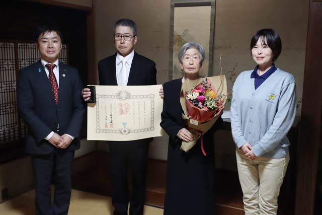 左から滝沢市長、米田さんの長男淳さん、米田さん、地域たすけあいネットワークの山崎理事長