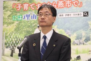 定例記者会見を行う鈴木市長