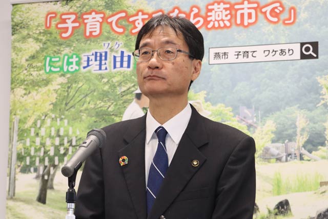定例記者会見を行う鈴木市長