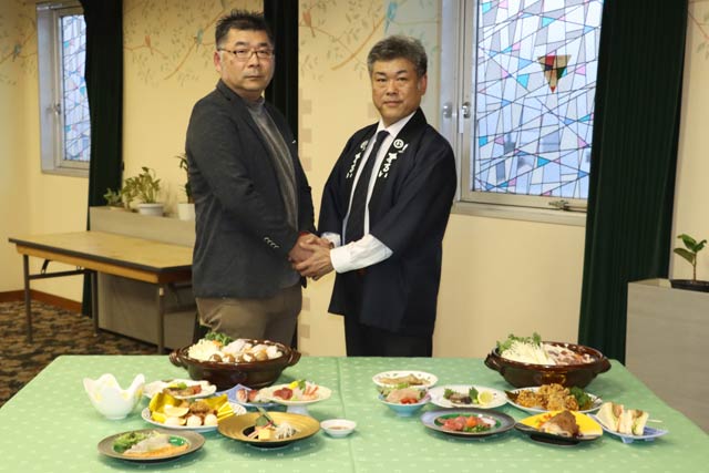 フリースクールヒュッゲの関口代表(左)と春秋まるいの野水代表取締役