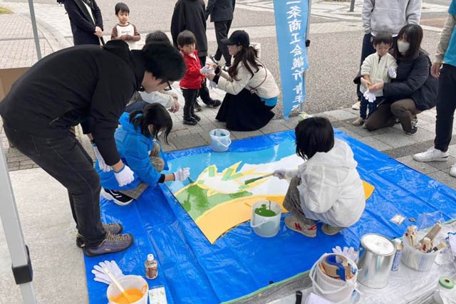 あそぼってに集まった子供達にイラストパネルの色塗りを体験してもらう