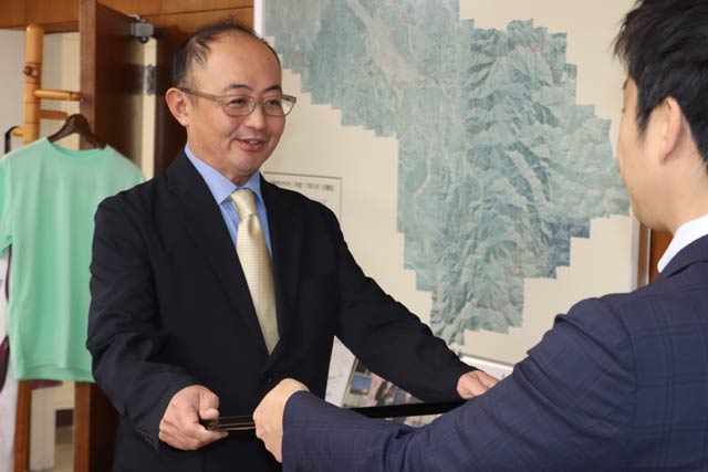 滝沢市長から認定証を受ける
