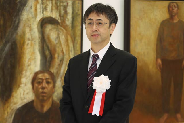 「高井将行（たかい まさゆき）展 ーひとのかたちー」の会場で高井さん