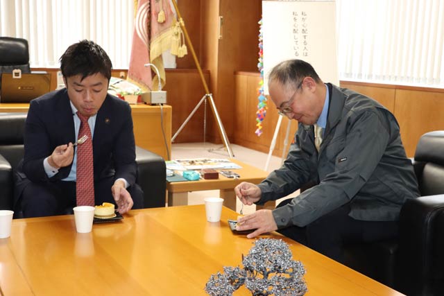 試食する滝沢市長(左)とル レクチエの生産者で三条農業マイスターに認定された吉竹さん 