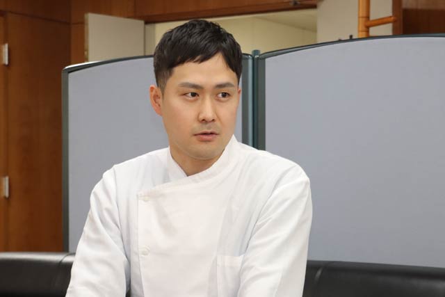 滝沢市長に創作のプロセスなどを話す市川さん