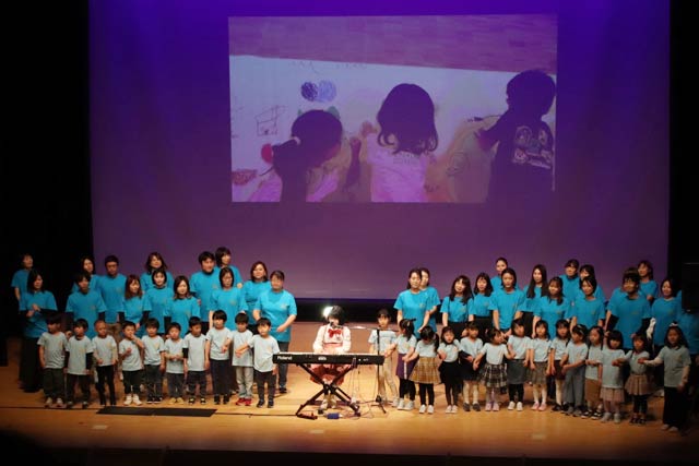 、聖公会聖母こども園による歌と手話パフォーマンスと佐藤ひらりさんの共演