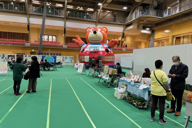 アリーナでも障がい福祉サービス利用者の作品展示や障がい福祉サービス事業所の飲食や物品の販売など