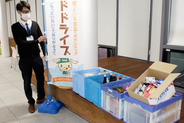 フードドライブ＋で初日4日に燕市役所に寄せられた食品や生活用品