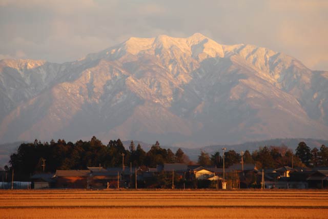 4日夕方に燕市分水地区から夕日に染まる粟ヶ岳