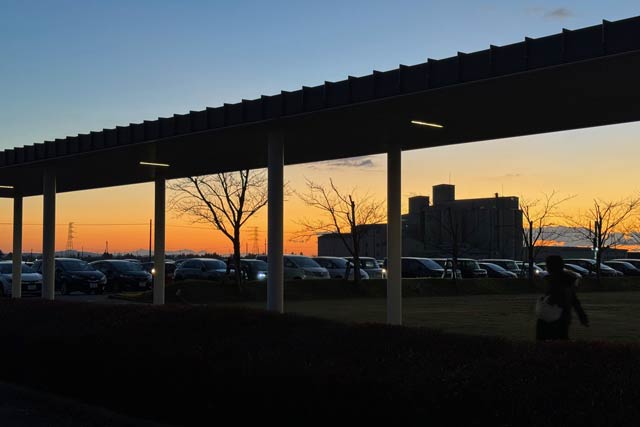 燕市役所から夕焼け空