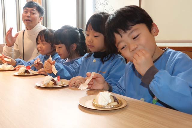 ほうびにル レクチエを使ったクリームブリュレを味わう年長児
