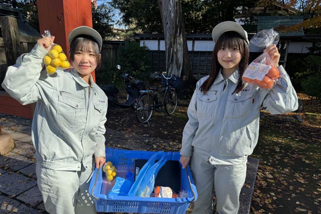 カキとユズを販売していた加茂農林高校果樹コースの生徒
