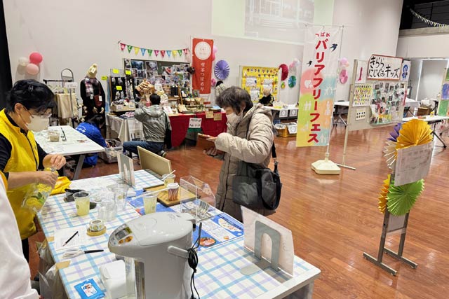 燕市役所で開かれている「つばめバリアフリーフェス」