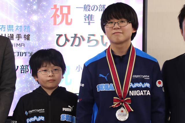 「全国都道府県対抗eスポーツ選手権 2023 KAGOSHIMA大会」のぷよぷよ一般の部で準優勝の山田明宙さん(右)と小学生の部に出場した弟の旺拓さん兄弟