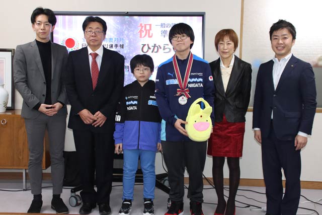 左から上田副市長、父真司さん、旺拓さん、明宙さん、母峰子さん、滝沢市長