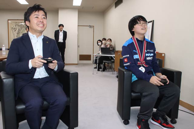滝沢市長と対戦する明宙さん
