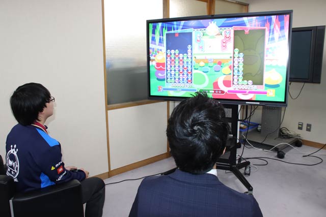 滝沢市長と対戦する明宙さん