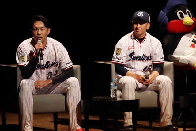 スワローズ選手によるトークショーで星知弥投手(左)と小澤怜史投手