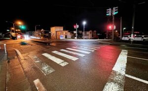 事故のあった東栄町交差点の横断歩道、女性は左折してきた車にはねられた