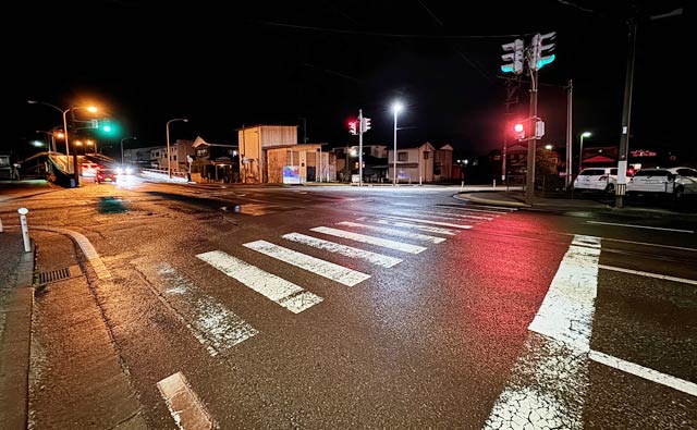 事故のあった東栄町交差点の横断歩道、女性は左折してきた車にはねられた