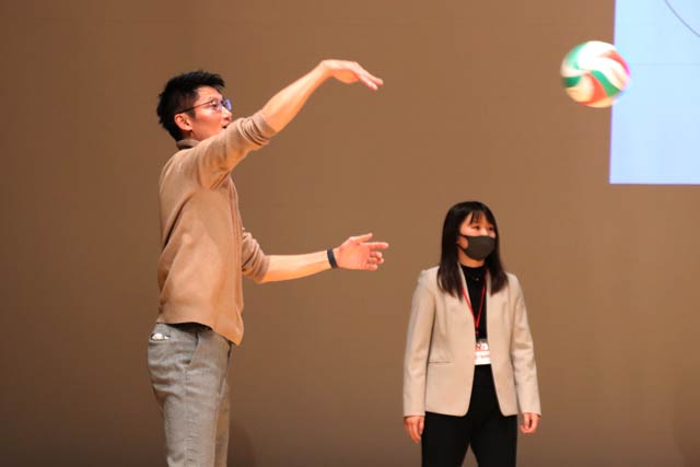 バレーボールを披露する朝日氏