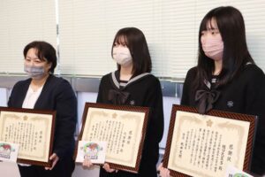交通事故で自力救出できない運転手を救助したボランティア部の高校生らに署長感謝状