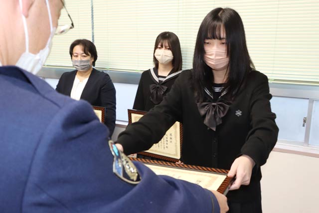 桃井署長から感謝状を手渡す