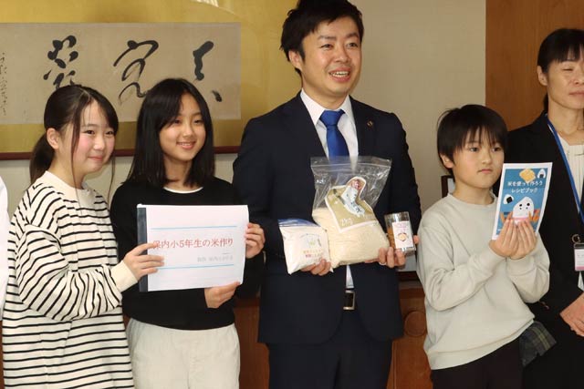 活動報告をした保内小5年生と
