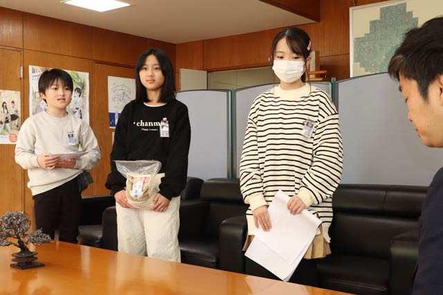 滝沢市長に活動報告をする保内小5年生