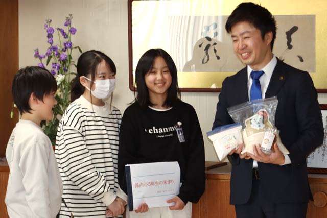 活動報告をした保内小5年生と