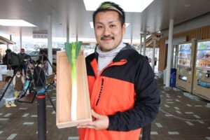 17日に最も大きく育った極太ネギを「田神」と銘打ち化粧箱に入れて2,023円で販売