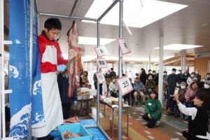 海洋高校生徒が道の駅たがみでアンコウの吊るし切りショー 17日も午前10時半から