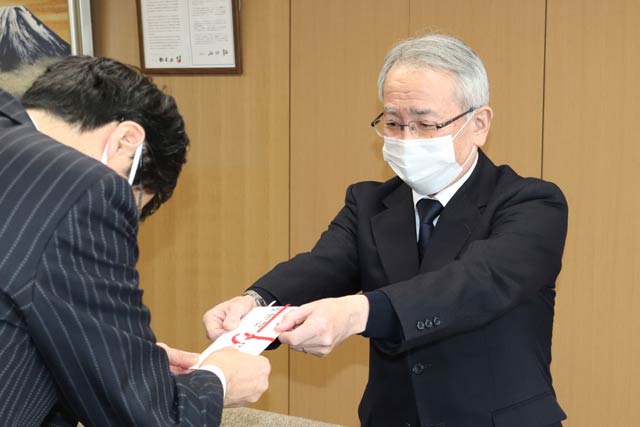 鈴木市長に子ども夢基金への寄付手渡す白根ガスの本間社長