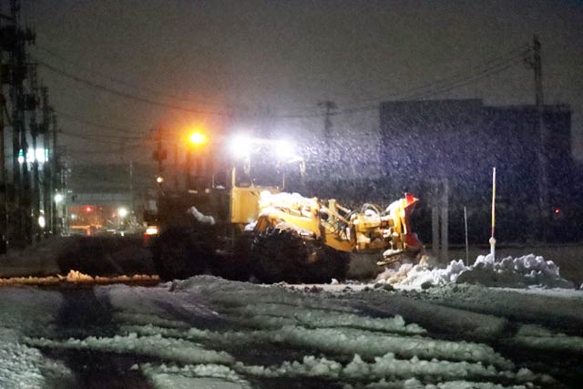 18日午前0時ごろの燕三条駅付近で三条市の除雪車が除雪作業 