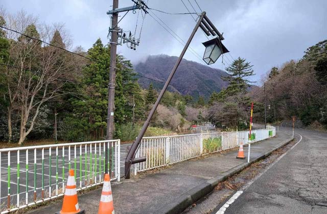 弥彦村で強風が原因と思われる根元付近から折れた街路灯